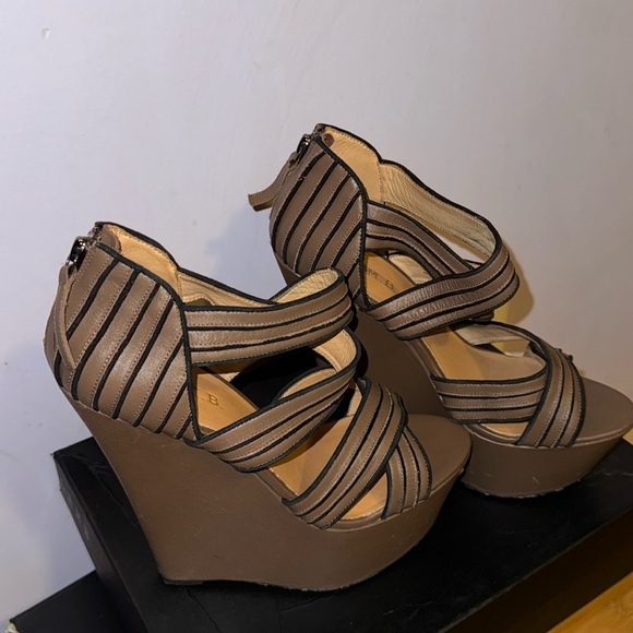 LAMB heels - Picture 2 of 3